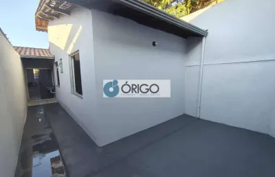 Casa individual - 2 quartos - vaga de garagem ampla - ótimo local