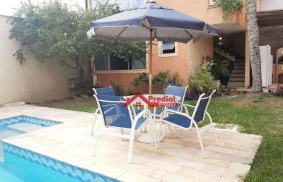 Casa duplex composta de 5 suítes, com área de lazer, churrasqueira, piscina e jacuzzi