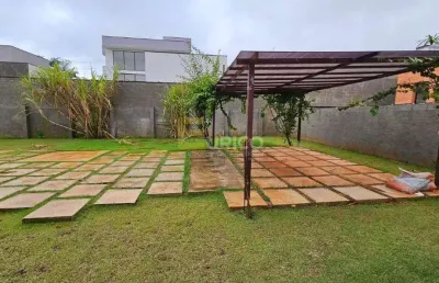 Casa térrea a venda com 04 quartos, sendo 03 suítes no condomínio terras de santa teresa