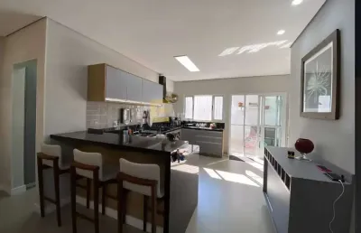 Sobrado à venda em localização privilegiada, na cidade de vinhedo.