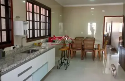 Sobrado espaçoso à venda no encantador jardim das flores