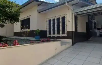 Casa mobiliada no centro de camboriú com 03 dormitórios