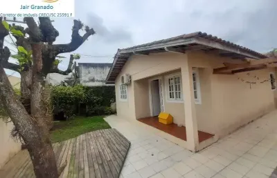 Linda casa em camboriú no bairro tabuleiro com 03 dormitórios