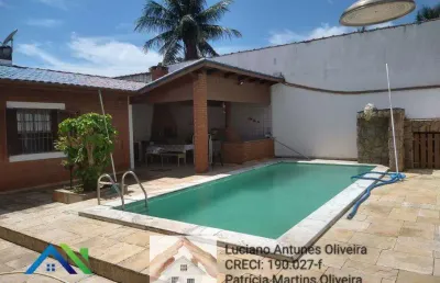 Maravilhosa casa com piscina à venda na praia em caraguatatuba