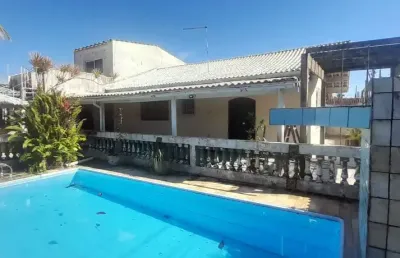 Casa no bairro jardim itapel cidade de itanhaém a 100m da praia com piscina .