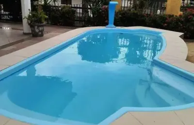 Bem localizada, 600 m² de terreno,  piscina e área gourmet.
