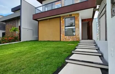 Casa nova com 4 suítes e estrutura de lazer e segurança.