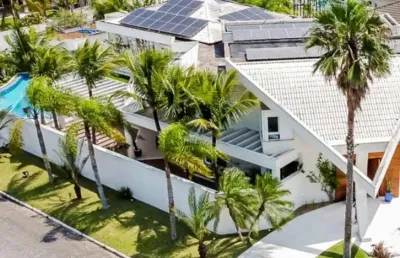 Casa alto padrão em condomínio em guaruja. cinematográfica.
