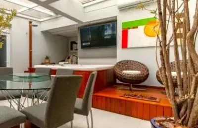 Cobertura duplex impecável com 270m² em rua tranquila e arborizada!