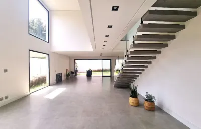 Casa recém construída em aphaville com 4 suítes e 4 varandas. é um verdadeiro achado!