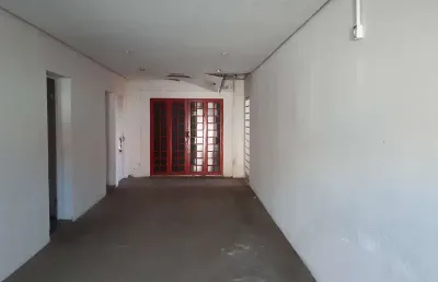 Imóvel comercial com amplas possibilidades de uso no centro