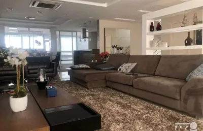 Casa com piscina e 4 quartos e suítes na pedra branca