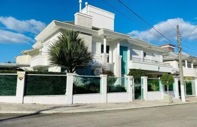 Casa com piscina e 4 quartos e suítes na pedra branca