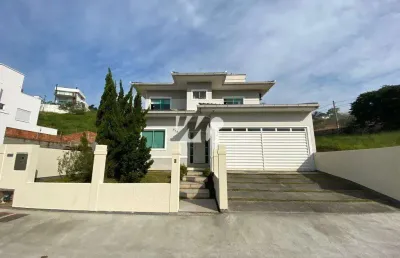 Casa com piscina e 3 quartos e suíte na pedra branca