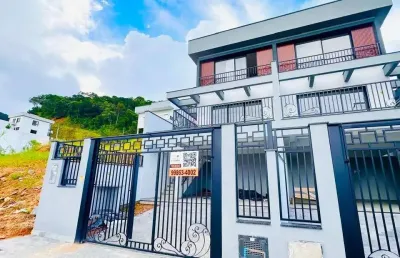 Sobrado 03 quartos sendo 02 suites - green village são sebastião