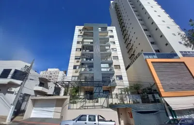 Apartamento no centro, pertinho do brasão, em edifício com elevador por r$ 435 mil