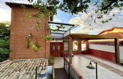 Casa à venda com 4 dormitórios sendo 3 suítes, integrado a natureza muita privacidade em condomínio fechado as margens da rodovia a 25 minutos de sp.