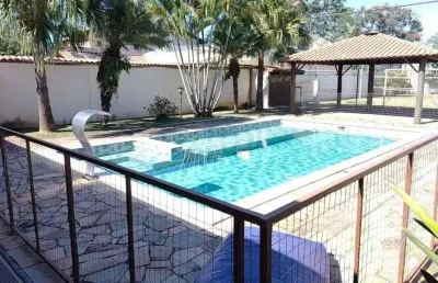 Casa térrea em condomínio com 4 dormitórios, 3 banheiros, 4 vagas, piscina, campo gramado, área gourmet, 3 salas, cozinha planejada, terreno de 1.400m2, a.c  479m2, medeiros, jundiaí-sp