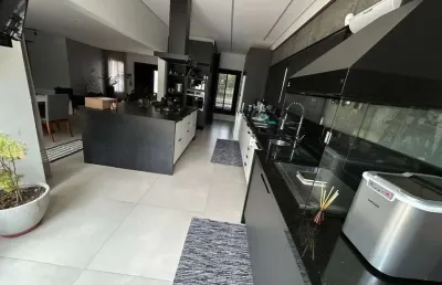 Casa térrea com 400m2 em condomínio, 4 dormitórios, 4 banheiros, closet, piscina. localizada no bairro medeiros, jundiaí-sp