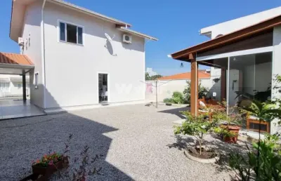 Casa com 3 quartos à venda na rua graciliano carlos de quadros, 64, centro, palhoça por r$ 1.040.000