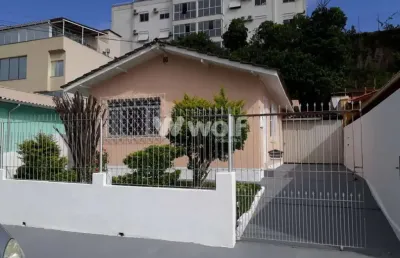 Casa com 2 quartos à venda na rua hermes zapelini, 99, barreiros, são josé por r$ 954.000
