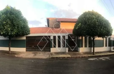 Excelente sobrado em 3 níveis e com piscina no jd. santa monica
