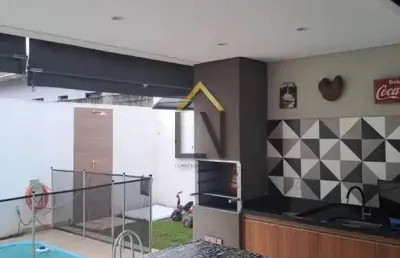 Sobrado com piscina em condomínio fechado – conforto e segurança