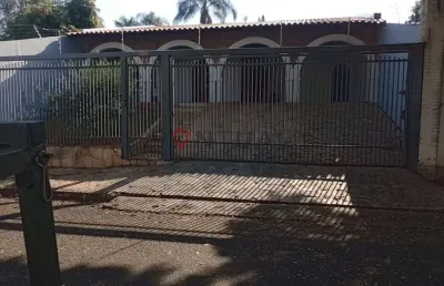 Casa para alugar senador salgado filho, marília. 3 quartos (2 suítes), móveis planejados, 210m², 4 vagas. visite hoje