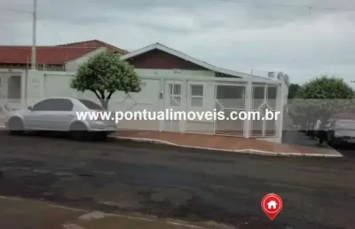 Casa à venda em marília na região do jardim bandeirantes. agende uma visita!
