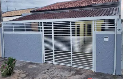 Espaçosa casa à venda em marília-sp, jardim guarujá: 6 quartos, 2 salas, 4 banheiros, 2 vagas de garagem, 80m²
