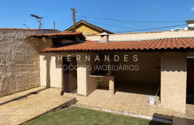 Casa à venda com 2 dormitórios, área gourmet, jardim com espaço para piscina e 4 vagas de garagem no centro santana de parnaíba