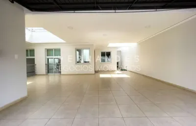 Casa térrea à venda em  com 3 quartos, 3 suítes, 3 salas, 3 vagas de garagem e 228m² de área.