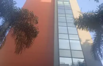 Sala comercial com 32 metros quadrados uma garagem próximo metro fradique coutinho