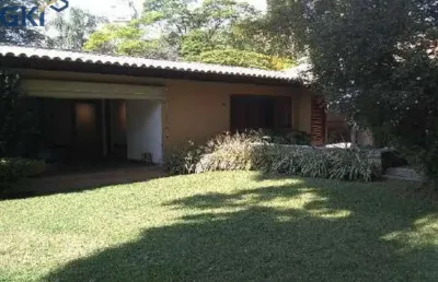 Casa em cidade jardim: 599m², construídos, 4 suítes, 5 vagas.