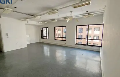 Sala comercial com 42 m2, 1 vaga, próximo ao metrô fradique coutinho