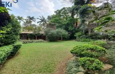 Casa em cidade jardim: 599m², construídos, 4 suítes, 5 vagas.