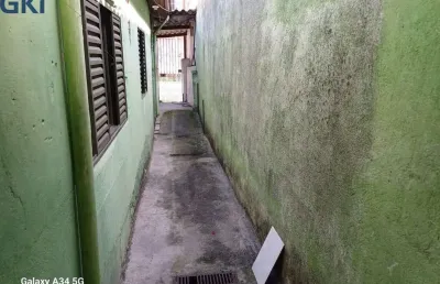 Casa com 2 dormitórios, 2 vagas de garagem, área de serviços, quintal lateral.