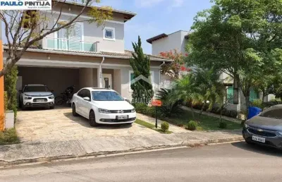 Sobrado com 3 suítes e piscina em condomínio fechado