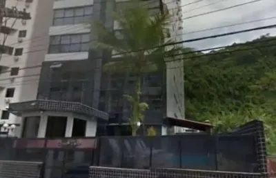 Ótimo apartamento a venda a apenas 300 metros da praia das pitangueiras no guarujá, 8 andar com vista para praiaimóvel possui 3 quartos sendo 2 suítes