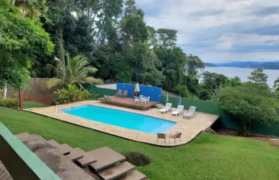 Espetacular propriedade composta por três casas com vista para o mar
