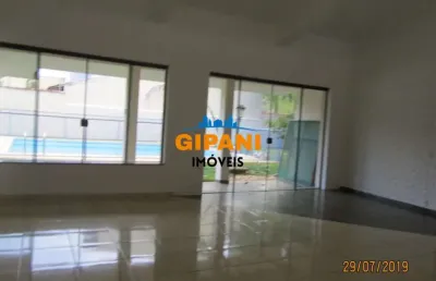 Excelente localização casa com 3 dormitórios, sendo 1 suíte com closet, área de lazer com piscina, sauna, churrasqueira e forno