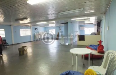 Salão comercial com 2 andares, sendo 200 mts embaixo e 200 mts em cima, totalizando 400 mts quadrados no total. são 2 salões amplos e mais 4 salas de apoio e mais 4 banheiros.
