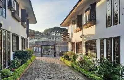 Casa em condomínio com 3 dormitórios, sendo 1 suíte e vaga para dois carros no b