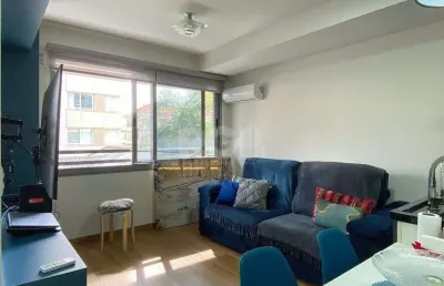 Apartamento em prédio premiado, totalmente montado, no miolo do menino deus