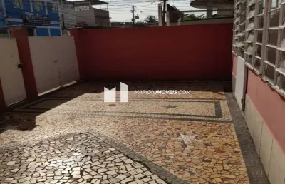 Casa principal: 2 quartos, sala, cozinha, copa, 2 banheiros, varanda, área de serviço, gradeada; casa anexa: quarto, sala, cozinha, banheiro; quintal