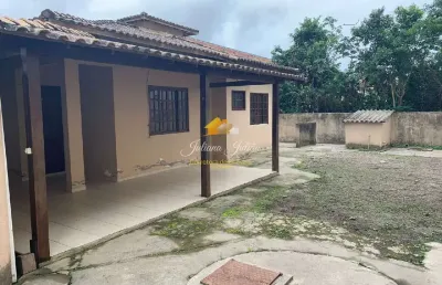 Casa linear independente com 2 quartos e amplo quintal no village, rio das ostras, rj