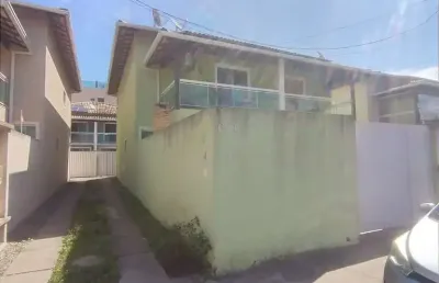 Casa duplex com 3 quartos sendo 2 suites a venda no bairro costazul em rio das ostras rj