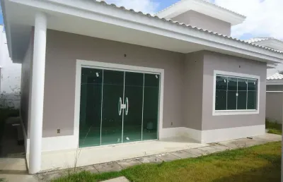 Casa linear com 3 quartos sendo 1 suíte no bairro residencial rio das ostras.