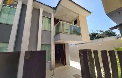 Casa duplex com 3 quartos sendo 1 suíte a venda no mirante da lagos em macaé rj