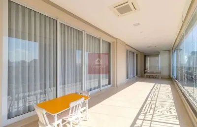 Luxuoso apartamento de altíssimo padrão com móveis planejados de primeira linha.